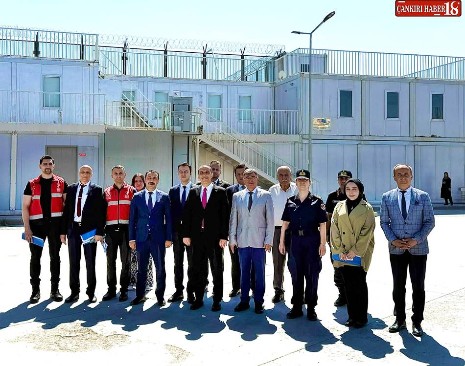 Çankırı Valisi M. Fırat Taşolar ve Beraberindekileri İl Göç Müdürlüğünde İncelemelerde Bulundular