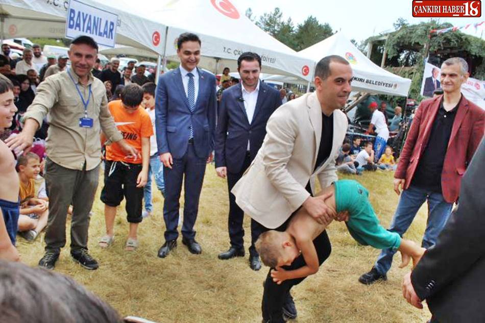 Çankırı Valisi M. Fırat Taşolar,  yapraklı yağlı Güreşler