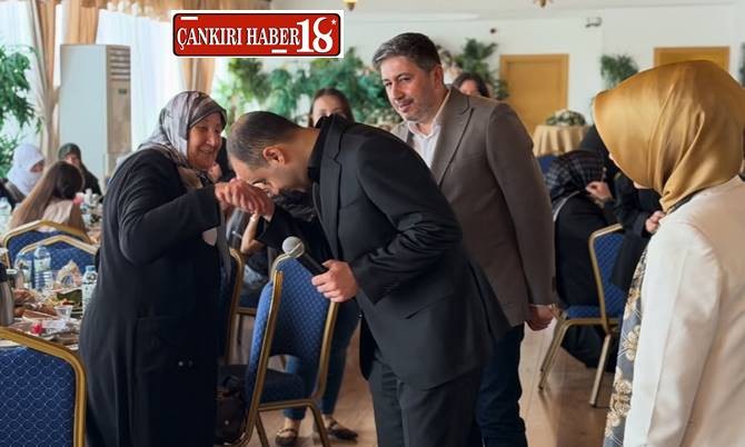 AK Parti Çankırı'da Anneler Günü’nde Anlamlı Program ve Çiçek Hediye Edildi. - Çankırı haber