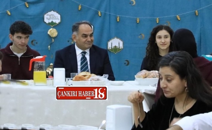 Çankırı haber, Çankırı Valisi Çakırtaş, Öğrencilerle İftar Yaptı