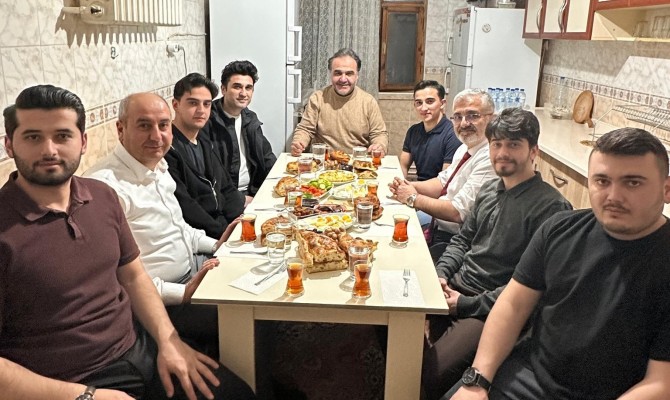 Rektör Karataş Sahuru Öğrencilerle Yaptı